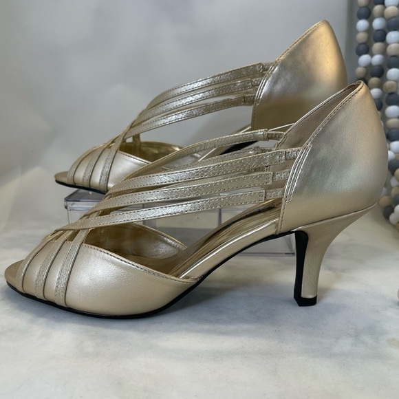 Easy Street Women's Oceana Pump, Gold Metallic, 9.5 Wide - Picture 9 of 14